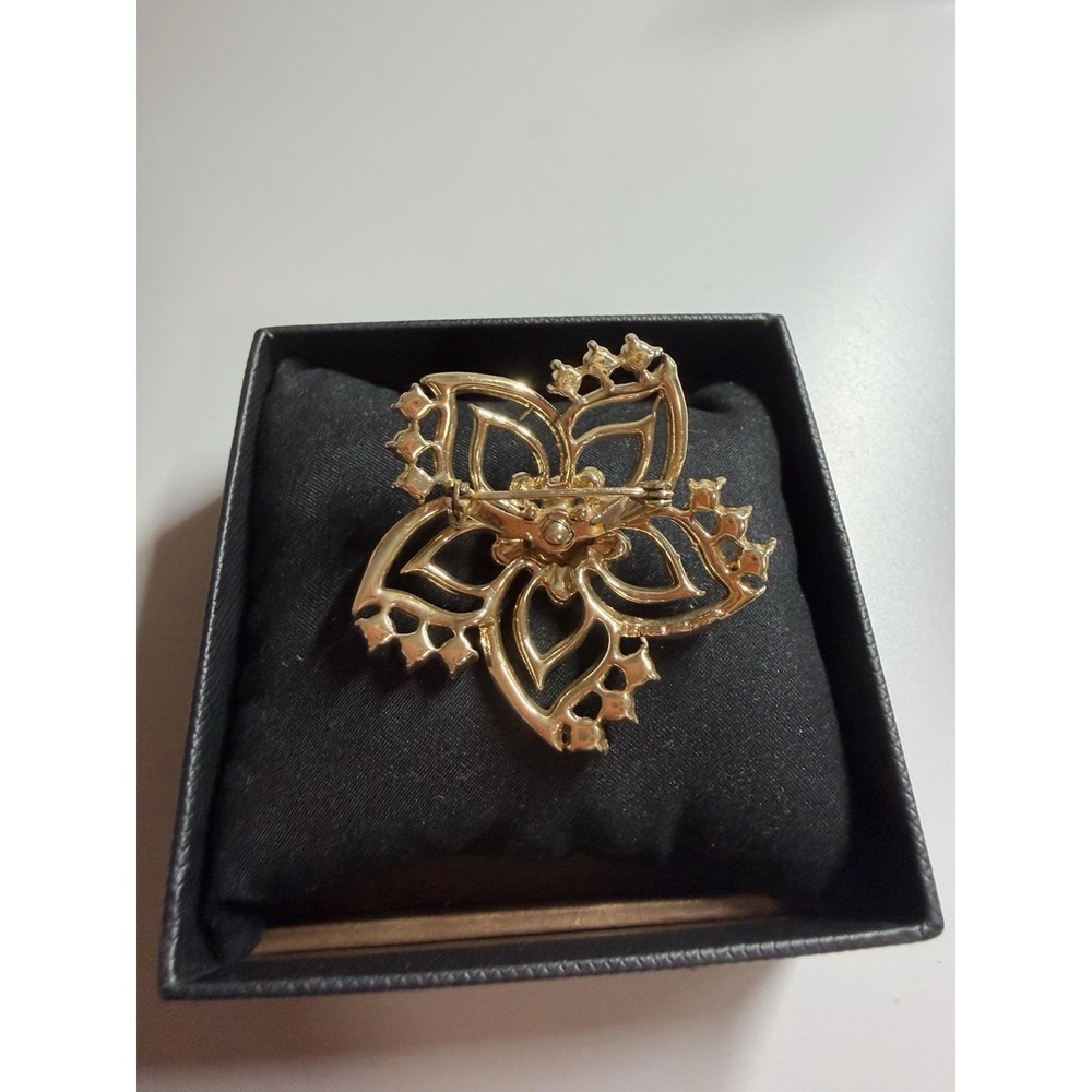 Vntage gold-tone floral brooch - Picture 2 of 3